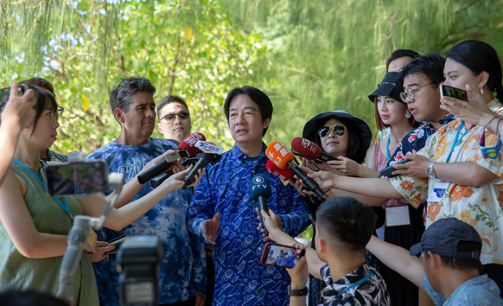 副總統登上鯊魚城（Shark City）附近的Ngermeaus無人島，用餐前就此行觀光心得接受媒體提問