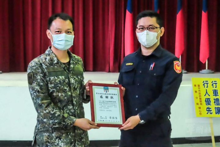 陸軍5支部彈藥庫感謝東勢分局永源派出所所長高俊傑蒞部進行「反詐騙、反賭博宣教」。（陸軍第十軍團提供）