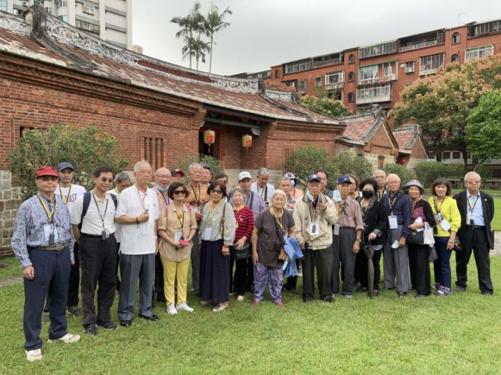  參與傳承共學的政治受難者與家屬於蘆洲李宅「李友邦將軍紀念館」合影。