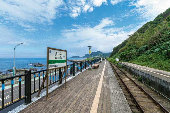 設備簡單的八斗子車站，被鐵道迷譽為「北台灣的多良車站」，簡約的硬體線條，融入在海天一色之中。