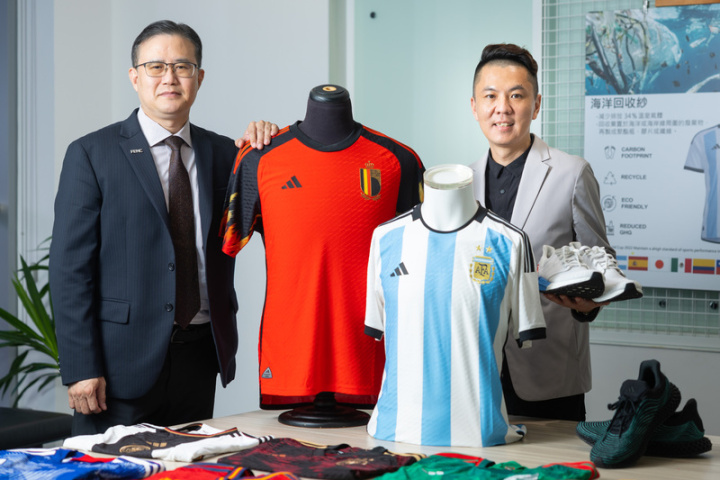 遠東新世紀化海洋廢棄物為球衣，環保的海洋回收紗在2022年卡達世界盃足球賽首次登場，獲9個國家隊青睞，包括德國、西班牙等7國晉級會內賽。圖為遠東新長纖事業部協理黃全億（左）、創新研發中心資深經理謝璁毅（右）。