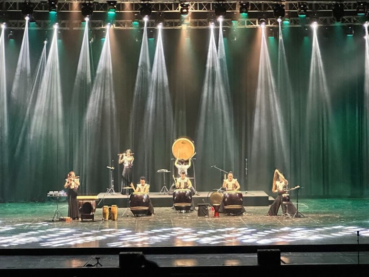 台灣十鼓擊樂團23日晚間在越南胡志明市和平歌劇院演出，並將台灣農村特色、常民文化融入表演中，台下2000多個座位幾乎坐滿。（十鼓擊樂團提供）