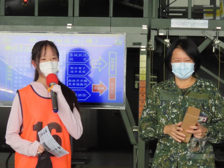 永仁高中學生參與有獎徵答活動並發表參訪心得。（陸軍飛訓部提供）
