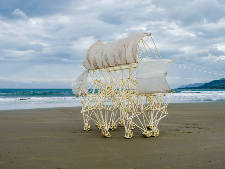 2022屏東落山風藝術季4日在車城海口港正式登場，展出荷蘭藝術家揚森（Theo Jansen）作品「仿生獸」，只需風力推動，仿生獸就可如真實生物般走動。（屏東縣政府提供）