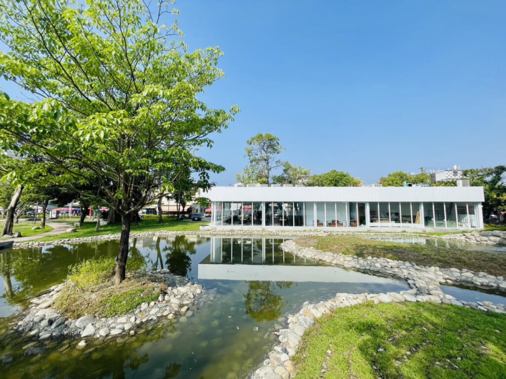 高雄市觀光局表示，蓮池潭邊的廢棄農田水利會舊址拆除後，引入民間資源打造「PAMMA泮咖啡」餐廳，將於12月重新開幕，預計28日試營運，盼成為當地新旅遊亮點。（高雄市觀光局提供）