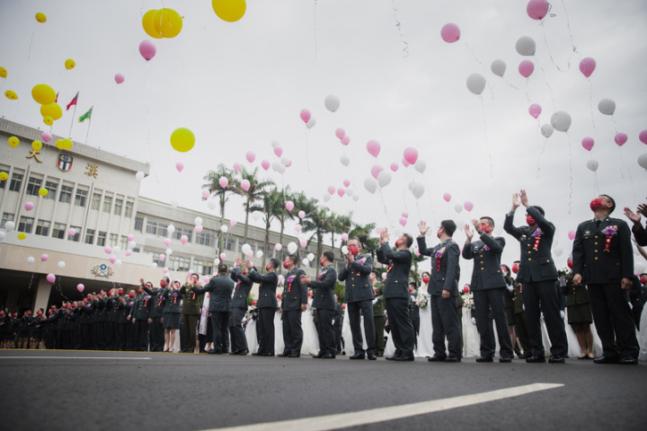 陸軍司令部25日舉行聯合婚禮，新人列隊入場後，現場施放氣球。