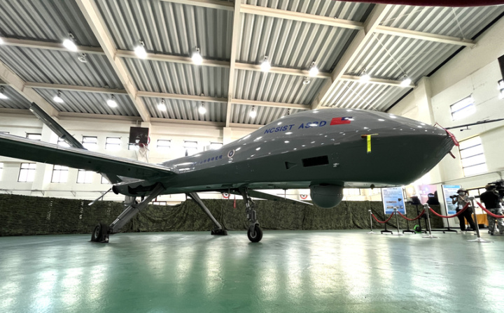 國防部15日安排媒體參訪國家中山科學研究院航空研究所，了解軍用無人機發展狀況，中科院表示，「騰雲」大型無人機主要任務是遠距目標與電子情資偵蒐。
