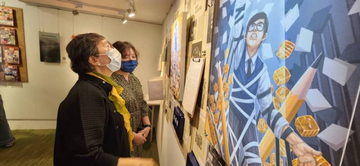 鄭南榕基金會「自由紋理：探索在地Nylon足跡」巡展開幕，終身志工葉菊蘭（前）與女兒仔細看展。