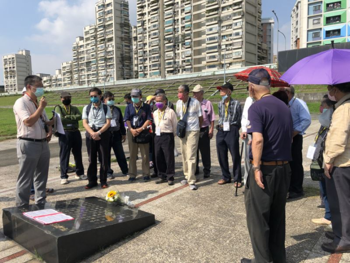張敏生前輩之子張曉霖（左一）於馬場町紀念公園碑文前分享故事。