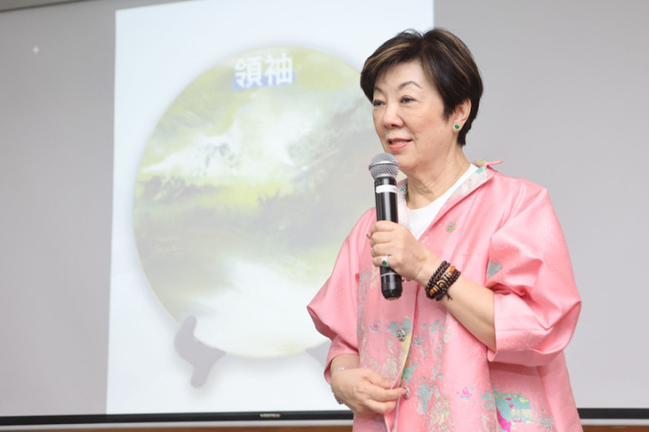 台灣APEC領袖代表張忠謀夫人張淑芬（圖）19日在泰國曼谷，向台灣媒體團介紹本次致贈各國領袖等貴賓們的禮物。後方螢幕中為以張淑芬畫作為基礎設計而成的盤子，將送給各國領袖。