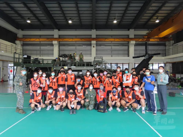 政戰主任黃上校與永仁高中師生一同在UH-60M黑鷹直升機前合影留念。（陸軍飛訓部提供）