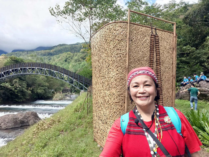 新北市原民局邀請藝師徐暋盛在烏來區福山蝴蝶公園，創作大型地景藝術Kiri（泰雅背簍），預計19日開展，期待可成遊客打卡新亮點。（汪秀琴提供）