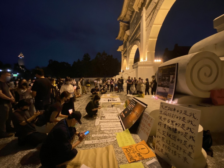 中國多地陸續傳出藉悼念烏魯木齊火災遇難者表達對防疫封控政策的不滿。台北自由廣場27日晚間出現民眾自發為中國聲援的活動，現場擺放鮮花和聲援看板，民眾並接力發表講話、感言。