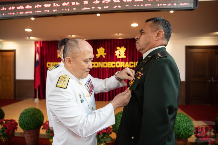 副參謀總長唐華中將頒贈宏都拉斯駐華武官莫里納上校「六等雲麾勳章」。（軍聞社記者謝宏檜攝）