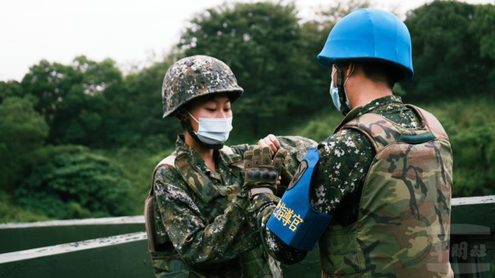 陸軍步兵117旅日前實施專業軍、士官班隊入伍生手榴彈實彈投擲訓練。（陸軍第八軍團提供）