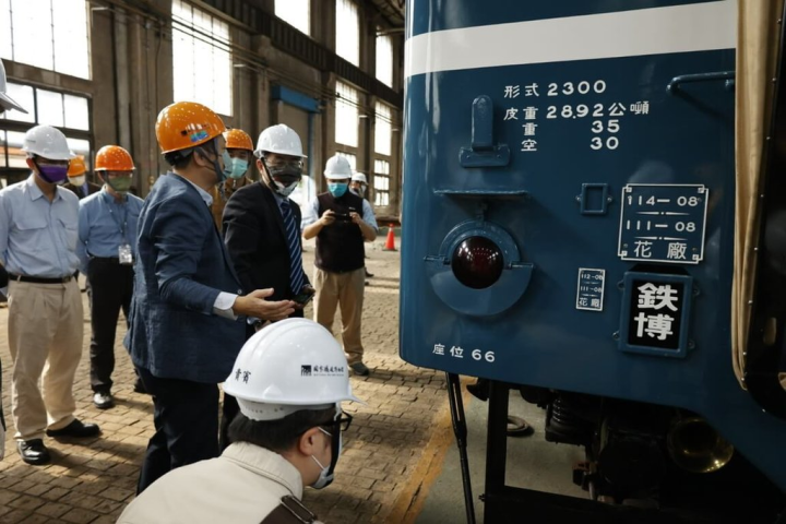 台鐵支線「藍皮柴油車」DR2303、DR2102、DR2203、DR2404號已啟動修復作業，將於國家鐵道博物館開館後進行車輛動態展示，提供遊客搭乘體驗鐵道樂趣，並推廣鐵道文化。（台鐵局提供）