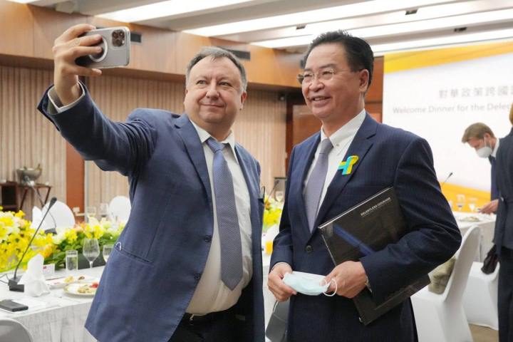 烏克蘭籍IPAC共同主席Mykola Kniazhytskyi與外交部長吳釗燮自拍。