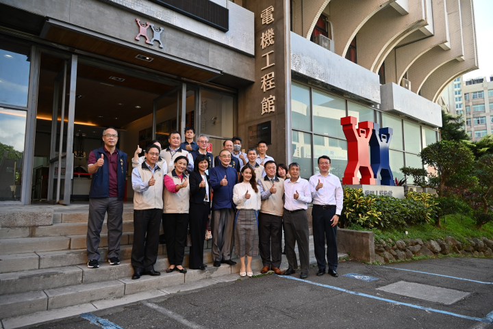 馮主委於電機工程館前合照。