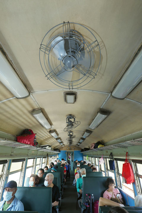 藍皮列車沒有冷氣，只靠車頂已有年資的電風扇循環送風。