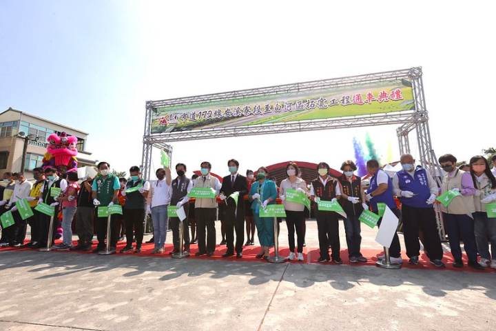 副總統與現場貴賓一同進行剪綵儀式