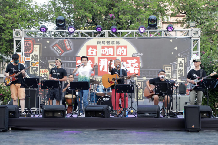 「2022寶島老歌聽-台咖的迷那嗓」台語老歌新唱主題音樂會13日下午在台南文化中心假日廣場開唱，金曲歌王謝銘祐（前右3）與台劇影帝陳竹昇（前左3）合作演出。（台南市政府提供）