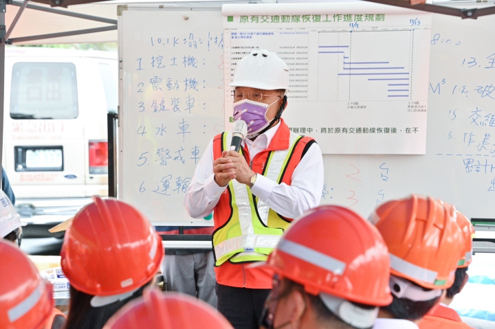 關心國道汐止段坍塌路段搶修情形 蘇揆到場感謝工作同仁辛勞並請部會研擬長期策略嚴防邊坡滑動