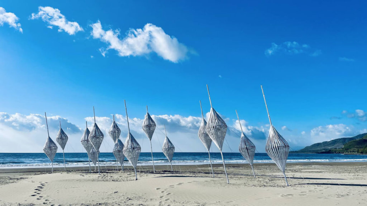 2022屏東落山風藝術季4日起在車城鄉海口港3大展區盛大登場，除有大型風動仿生獸，還有多項裝置藝術，歡迎民眾走訪參觀。圖為禹禹工作室參展作品「風之籽」。（屏東縣政府提供）