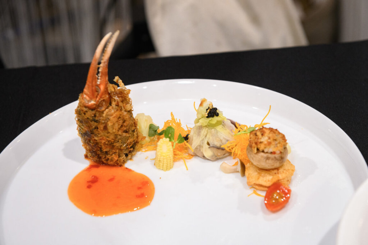  新東南海鮮料理松山館在「國產米料理達人賽」中摘金，參賽作品之一的「海味山珍國產米」，將炒飯結合油炸與焗烤手法與蟹鉗搭配，透過泰式與越式辣味融合，突顯國產米的鮮甜與Q彈。（農糧署提供）