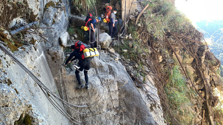 嘉義縣消防局9、10日一連2天動員3個大隊共29人在阿里山域進行無腳本的山難搜救演練，搜救人員還需爬越阿里山林鐵眠月線大崩壁，並在此處紮營等，演練過程十分逼真。（嘉義縣消防局提供）