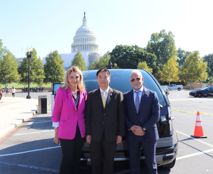 在台灣出生的眾議員劉雲平（前中）在加州第33選區爭取連任。（圖取自facebook.com/RepTedLieu）