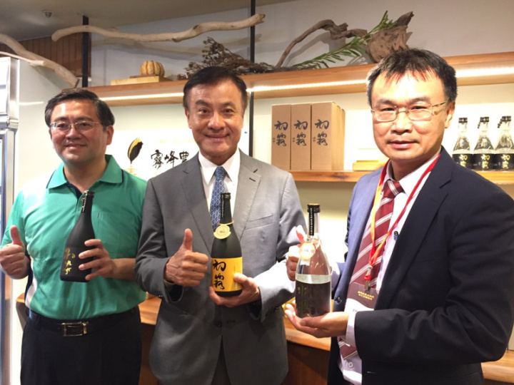 屢獲國際酒品競賽大獎的霧峰區農會酒莊9日進駐台北小巨蛋開設旗艦店，農委會主委陳吉仲（右）承諾資助擴建酒廠，成全台前10大酒廠；台灣日本關係協會會長蘇嘉全（中）也到場祝賀。