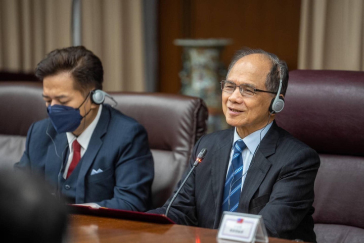 游錫堃參加第2屆台美日國會議員戰略論壇視訊會議 立法院長游錫堃（右）16日參加第2屆「台美日國會 議員戰略論壇」視訊會議，指出台灣堅定與世界共同 守護民主版圖。 （立法院提供）