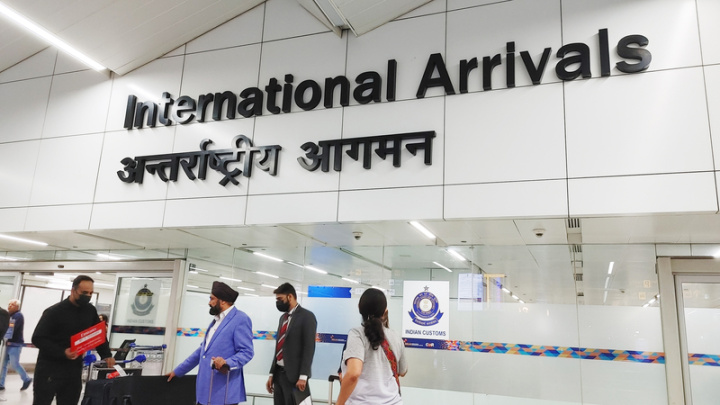 由於全球COVID-19（2019冠狀病毒疾病）疫情明顯緩穩，印度政府22日起取消國際旅客訪印前在Air Suvidha網站自我申報健康狀況的規定。圖為首都德里機場入境大門。