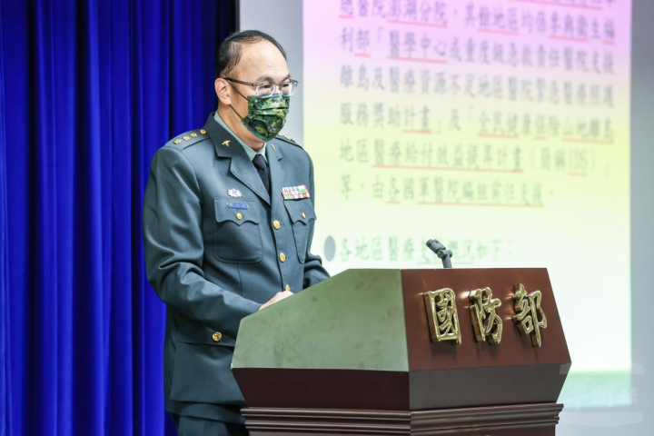 國防部軍醫局衛保處處長陳元皓上校說明國軍支援外離島醫療服務。