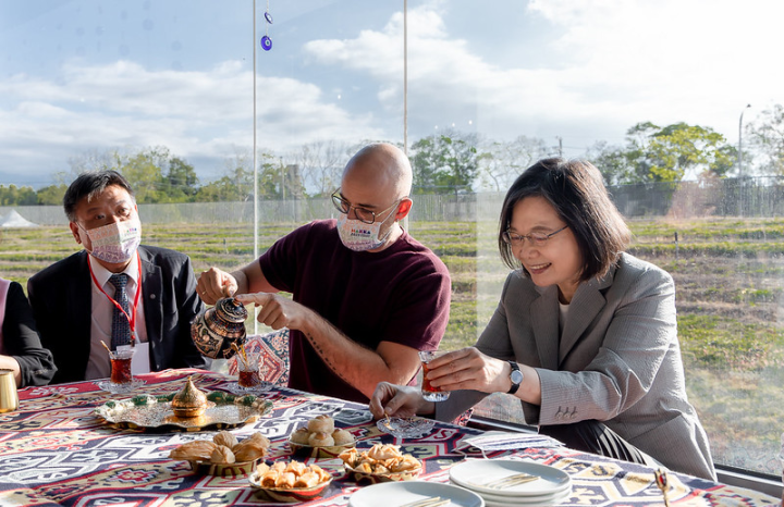 蔡英文總統17日下午前往桃園視察「臺灣客家茶文化館」