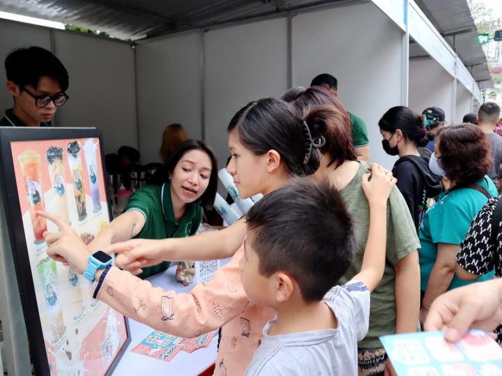 為慶祝台越互設代表處30週年，近20家台灣企業19、20日在越南首都河內市還劍湖畔設攤、販售台灣美食，其中珍珠奶茶人氣旺，半天共賣出上千杯。