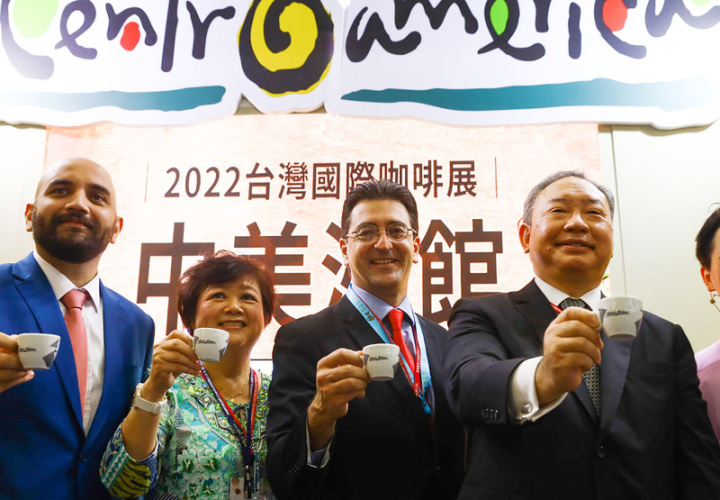 外交部次長俞大㵢（右）18日與友邦共同出席2022台灣咖啡展。