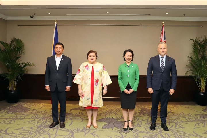 菲律賓及澳洲外交和國防高層官員25日召開第6屆菲律賓-澳洲戰略對話。圖為兩國官員合影。（菲律賓國防部提供）