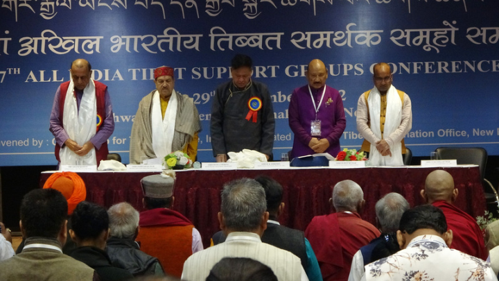 「第7屆全印度支持西藏組織大會」28日起在德里召開。圖為藏人行政中央司政邊巴次仁（中）及印度上議院議員蘇吉．庫瑪（右）等貴賓在開幕儀式中，為爭取西藏自由而犧牲的藏人及印度人默哀1分鐘。 