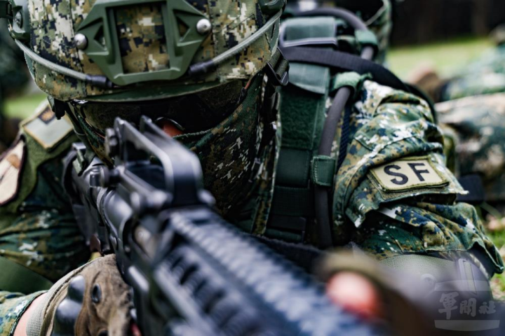 特1營官兵充分展現「忠義驃悍、勇猛頑強」的特戰精神。