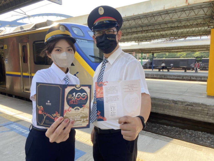 台中海線追分火車站，因「追分－成功」車票聞名，為慶祝建站百週年，並祝福準備考試的學子順利，台鐵局將發行限量「追分100百戰百勝」紀念票卡套。（台鐵局提供）
