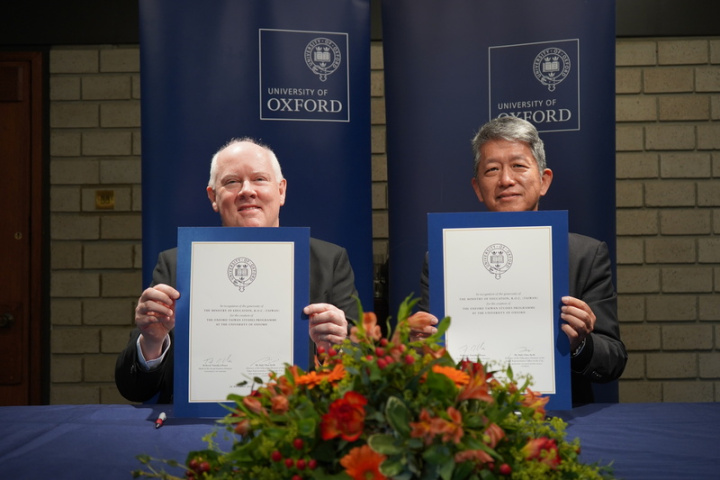 教育部與英國牛津大學28日簽署合作備忘錄，正式啟動「台灣研究計畫」，由駐英教育組組長畢祖安（右）及牛津大學社會科學院院長鮑爾（左）分別代表台、英雙方簽署。（教育部駐英國代表處教育組提供）