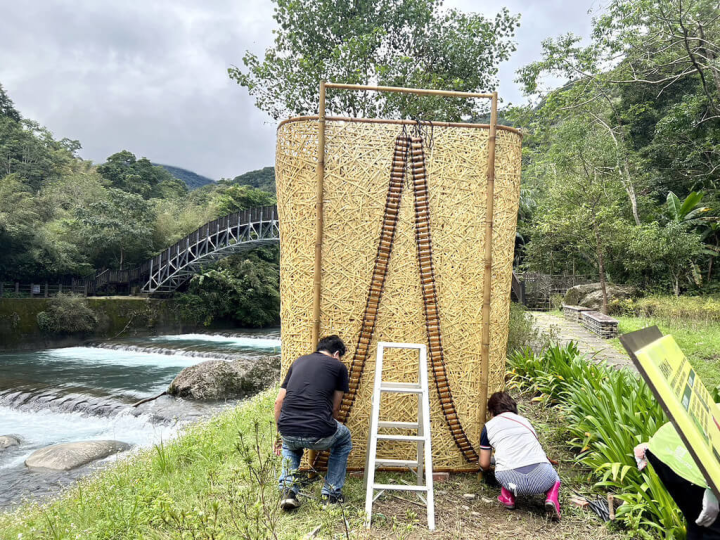新北市烏來區福山部落蝴蝶公園大型地景藝術Kiri（泰雅背簍）19日將正式揭幕，整體融入自然永續概念，盼為薪傳泰雅竹編文化努力。（新北市原民局提供）