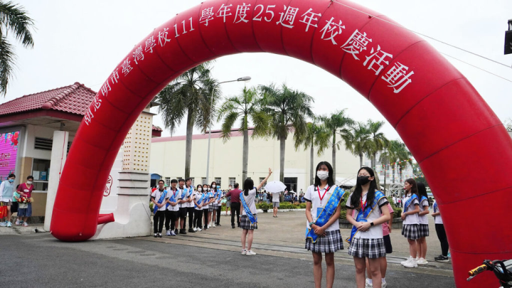 胡志明市台灣學校的文化大使使節團20日一早站在校門口迎賓，接待遠道而來的越南友校以及鄰近的日本、韓國學校學生等各界人士。（胡志明市台灣學校提供）