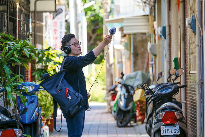 楊欽榮帶領目目文創團隊，穿梭台南的大街小巷，探索聲景裡蘊含的文化魅力。