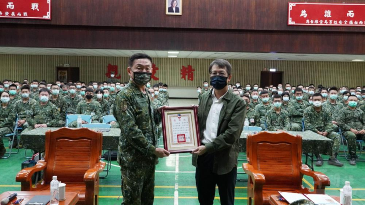 澎防部日前邀請澎湖地檢署檢察長黃智勇實施專案法治教育，增進官兵法律常識。（澎防部提供）