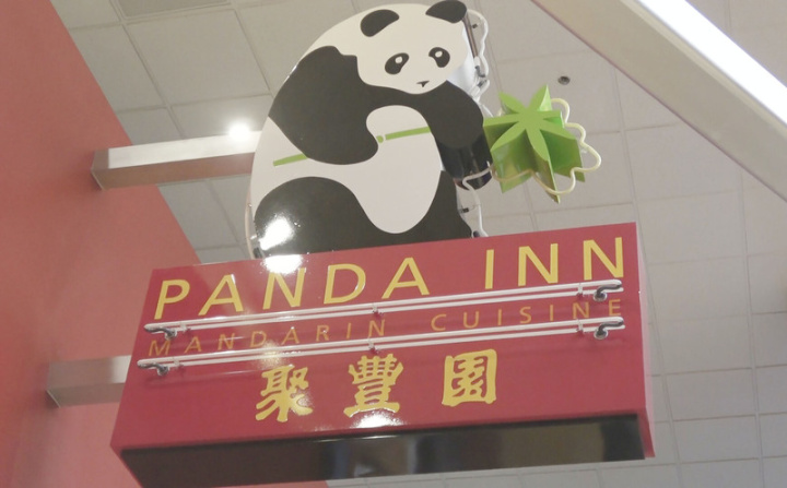 美國最大的中式速食連鎖餐廳熊貓快餐（Panda Express）總部內，留有餐廳前身聚豐園餐廳（Panda Inn）的招牌。