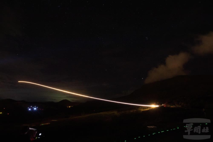 陸軍機步269旅22日夜間於三軍聯訓基地訓場實施夜間攻擊實彈測考，圖為標槍飛彈向目標區射擊。（軍聞社記者林澤廷攝）