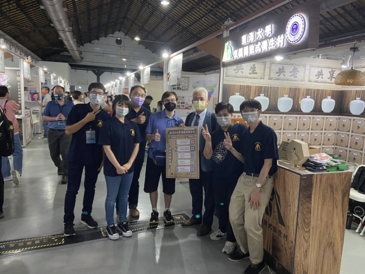 東海大學在「大學社會責任實踐博覽會」（2022 USR EXPO）展示東海自2018年啟動的USR推動機制和其與社區合作發展的「東福開放式養生村」。東海大學副校長劉正（右3）20日親臨會場鼓勵參與計畫的學生。
