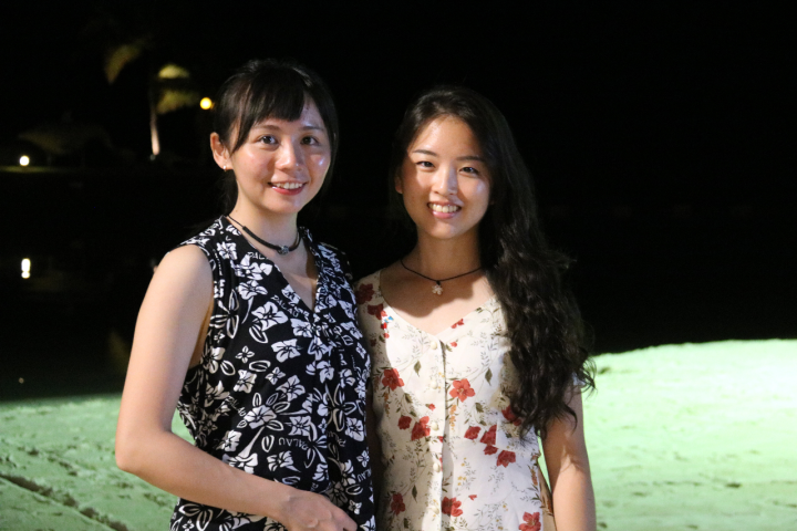 吳宜庭(左)、黃湘在帛琉擔任志工，帶給帛琉民眾正確的飲食觀念，受到當地歡迎。(歐陽夢萍 攝)